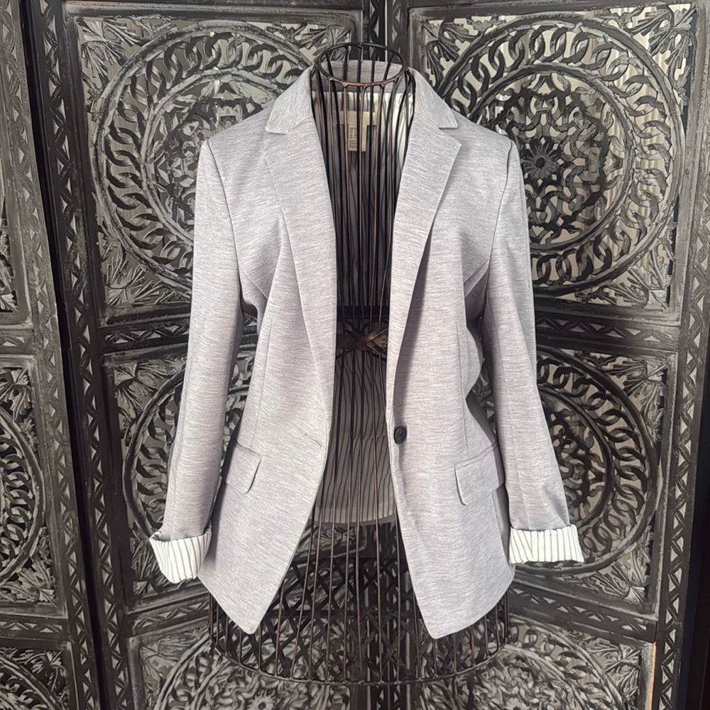 H&M relaxed blazer in gray. size 6. in good preowned condition.